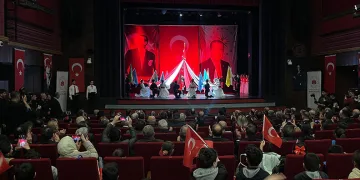 Kamyon ile servis minibüsü çarpıştı 4 kişi yaralandı