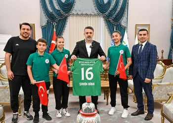 Mudanya’da İstinat Duvarı Çöktü: 2 Blok Tahliye Edildi, Araçlar Enkaz Altında!