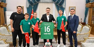 Mudanya’da İstinat Duvarı Çöktü: 2 Blok Tahliye Edildi, Araçlar Enkaz Altında!