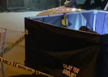 Bakırköy’de seyir halindeki otomobil, tıra arkadan çarptı: 1 yaralı