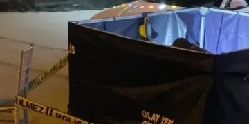 Bakırköy’de seyir halindeki otomobil, tıra arkadan çarptı: 1 yaralı