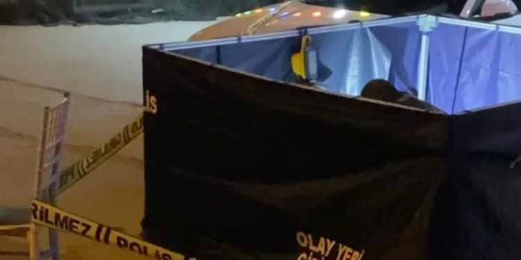 Bakırköy’de seyir halindeki otomobil, tıra arkadan çarptı: 1 yaralı