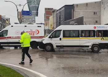 Kamyon ile servis minibüsü çarpıştı 4 kişi yaralandı