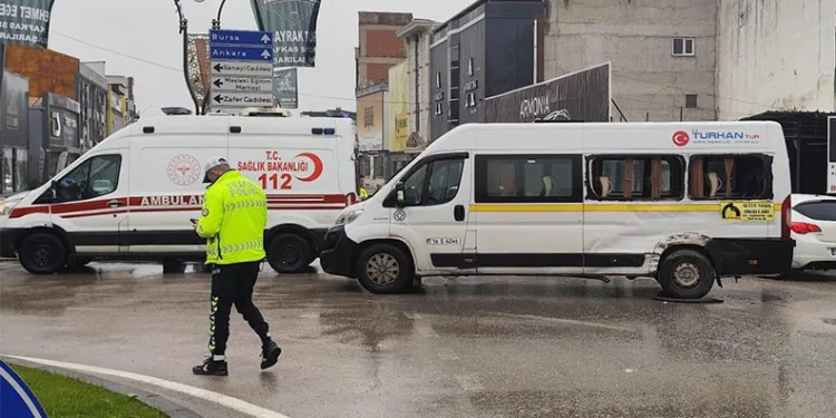 Kamyon ile servis minibüsü çarpıştı 4 kişi yaralandı