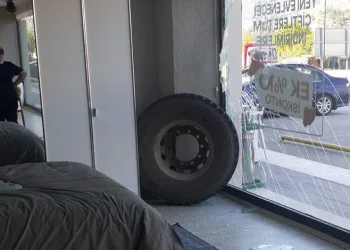 Bakırköy’de seyir halindeki otomobil, tıra arkadan çarptı: 1 yaralı
