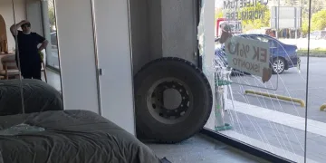 Bakırköy’de seyir halindeki otomobil, tıra arkadan çarptı: 1 yaralı