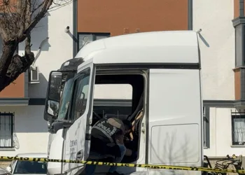 Kontrolden çıkan hafif ticari araç markete daldı: 2 yaralı