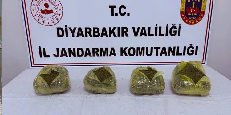 Elazığ’da otomobil mezarlığa girdi: 2 yaralı