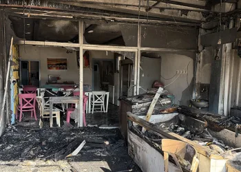 İki katlı ev alev alev yandı