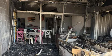 İki katlı ev alev alev yandı