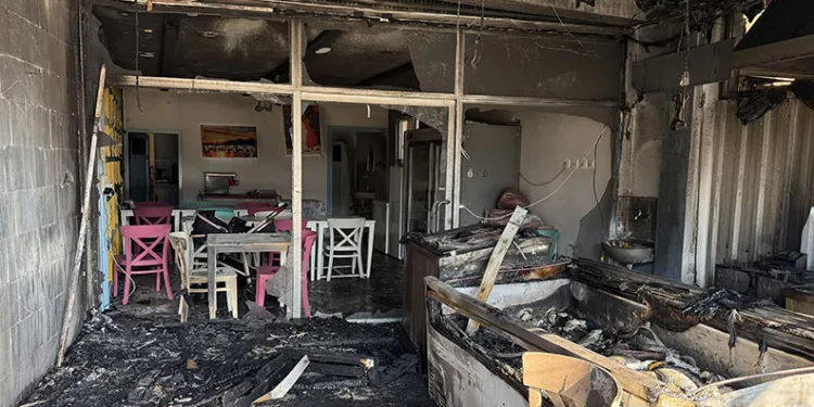 İki katlı ev alev alev yandı