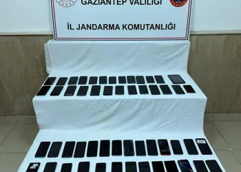 Bakırköy’de seyir halindeki otomobil, tıra arkadan çarptı: 1 yaralı