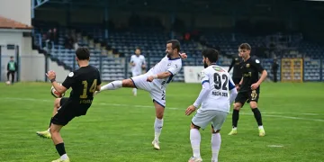 Bursa’da dereye düşen adamı ekipler kurtardı