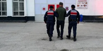 Elazığ’da otomobil mezarlığa girdi: 2 yaralı