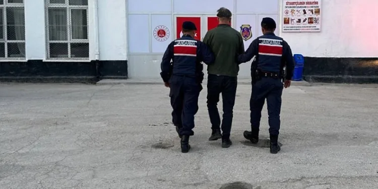 Elazığ’da otomobil mezarlığa girdi: 2 yaralı