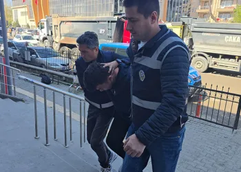Elazığ’da otomobil mezarlığa girdi: 2 yaralı