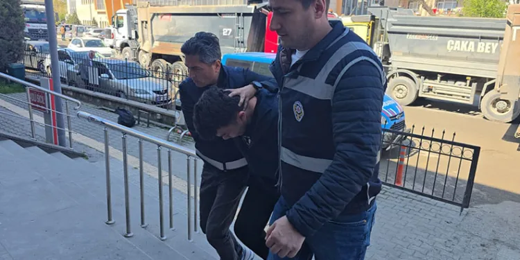 Elazığ’da otomobil mezarlığa girdi: 2 yaralı