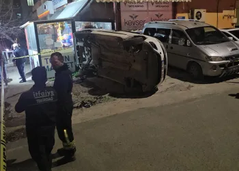 Kontrolden çıkan hafif ticari araç markete daldı: 2 yaralı