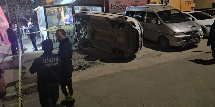 Kontrolden çıkan hafif ticari araç markete daldı: 2 yaralı