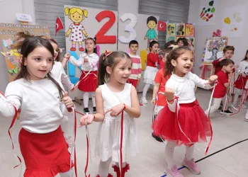Kamyon ile servis minibüsü çarpıştı 4 kişi yaralandı