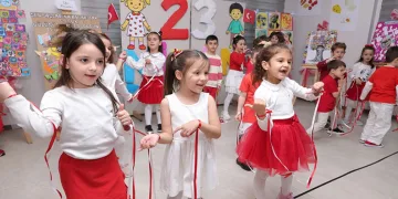 Kamyon ile servis minibüsü çarpıştı 4 kişi yaralandı