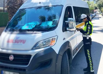 Bakırköy’de seyir halindeki otomobil, tıra arkadan çarptı: 1 yaralı