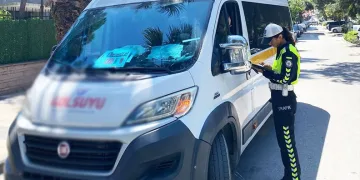 Bakırköy’de seyir halindeki otomobil, tıra arkadan çarptı: 1 yaralı