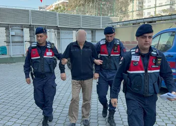 Elazığ’da otomobil mezarlığa girdi: 2 yaralı