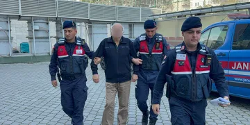 Elazığ’da otomobil mezarlığa girdi: 2 yaralı