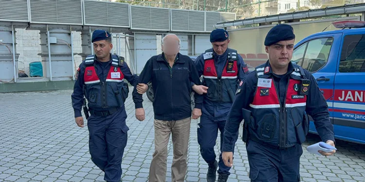 Elazığ’da otomobil mezarlığa girdi: 2 yaralı