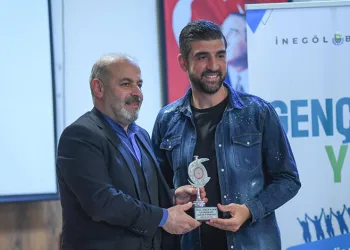 İnegölspor kalecisi Bekir Sevgi ‘yılın en iyi sporcusu’ seçildi