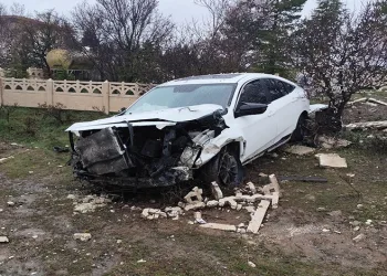 Elazığ’da otomobil mezarlığa girdi: 2 yaralı