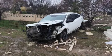 Elazığ’da otomobil mezarlığa girdi: 2 yaralı