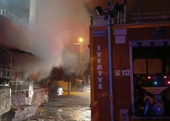 Bakırköy’de seyir halindeki otomobil, tıra arkadan çarptı: 1 yaralı