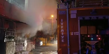 Bakırköy’de seyir halindeki otomobil, tıra arkadan çarptı: 1 yaralı