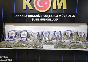 Bakırköy’de seyir halindeki otomobil, tıra arkadan çarptı: 1 yaralı