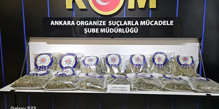 Bakırköy’de seyir halindeki otomobil, tıra arkadan çarptı: 1 yaralı