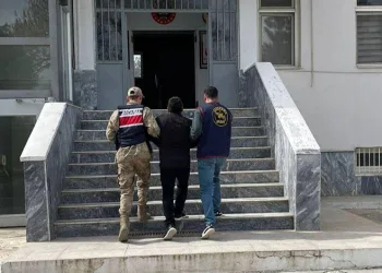 Elazığ’da otomobil mezarlığa girdi: 2 yaralı
