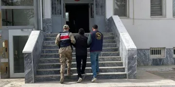 Elazığ’da otomobil mezarlığa girdi: 2 yaralı