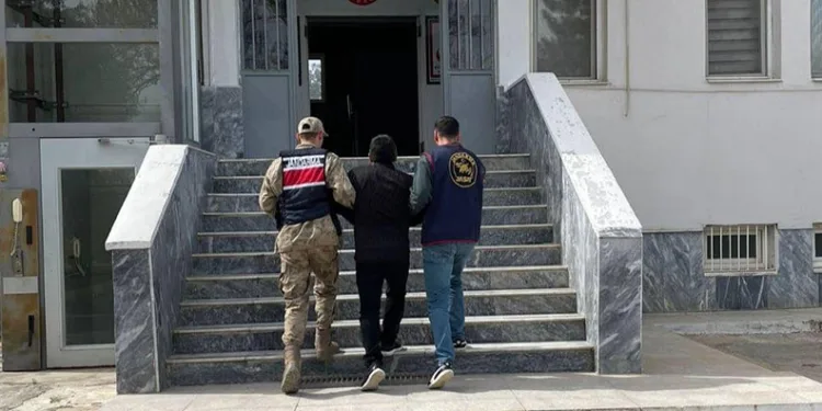 Elazığ’da otomobil mezarlığa girdi: 2 yaralı