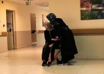 Kamyon ile servis minibüsü çarpıştı 4 kişi yaralandı
