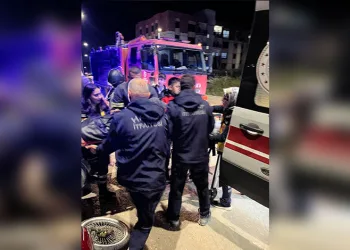 İki katlı ev alev alev yandı