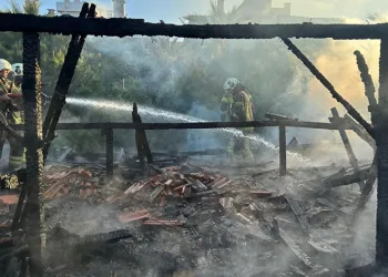 İki katlı ev alev alev yandı