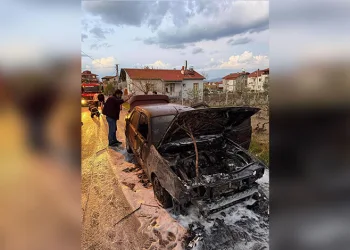 İki katlı ev alev alev yandı