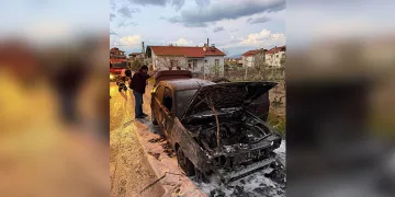 İki katlı ev alev alev yandı