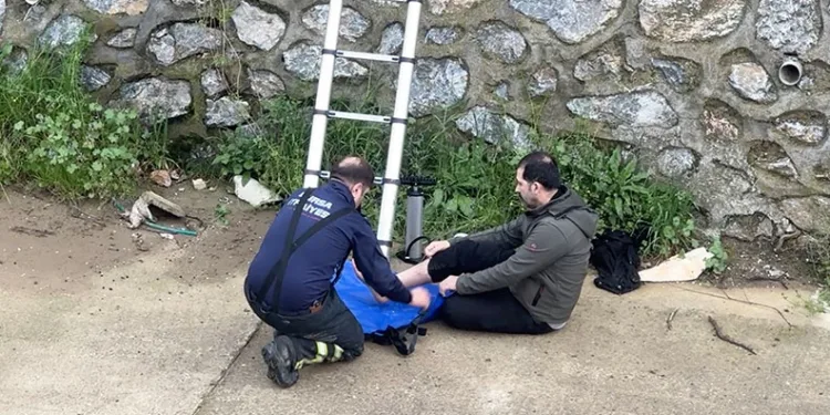 Bursa’da dereye düşen adamı ekipler kurtardı