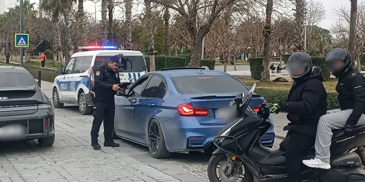Şanlıurfa’da son kullanım tarihi geçmiş tonlarca gıda ürünü ele geçirildi
