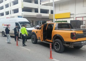 Aracına çarpan kamyonet için polis çağırdı hatalı parktan ceza yedi