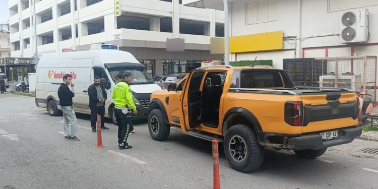 Aracına çarpan kamyonet için polis çağırdı hatalı parktan ceza yedi