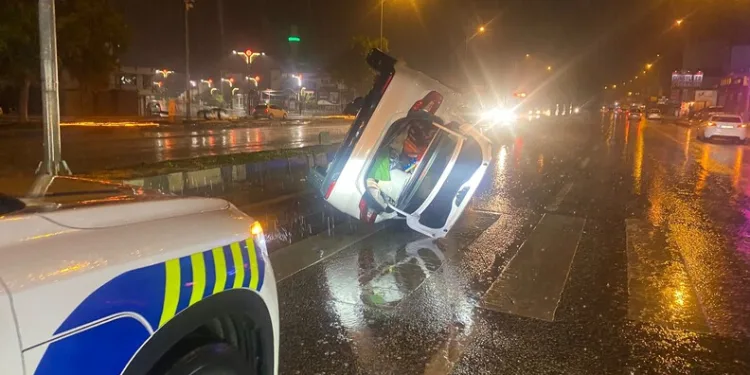 Aracına çarpan kamyonet için polis çağırdı hatalı parktan ceza yedi